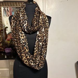 EXPRESS WOMEN ANIMAL PRINT WINTER SCARF COLOR BROWN CREAMY LIKE NEW
